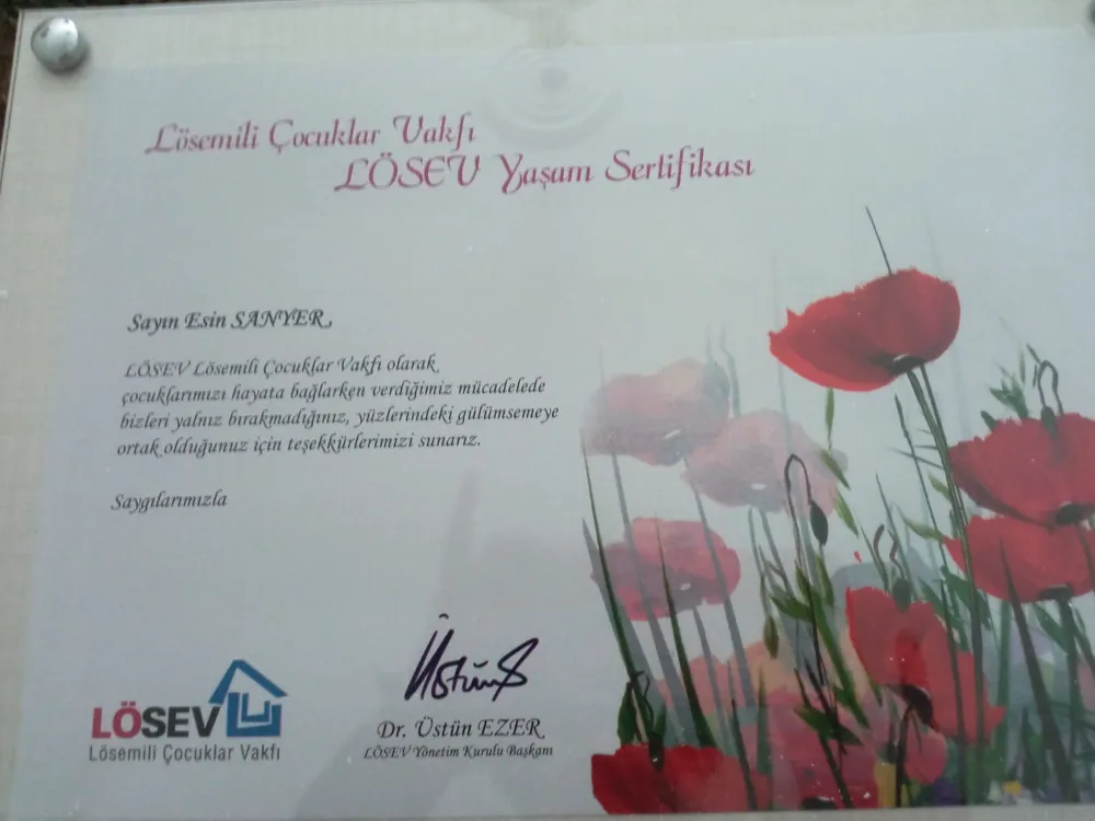 LÖSEV’den Esin Öğretmen’e Teşekkür Plaketi